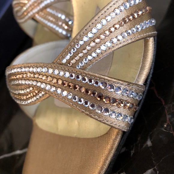 NIB STUART WEITZMAN 9 - Picture 3 of 5